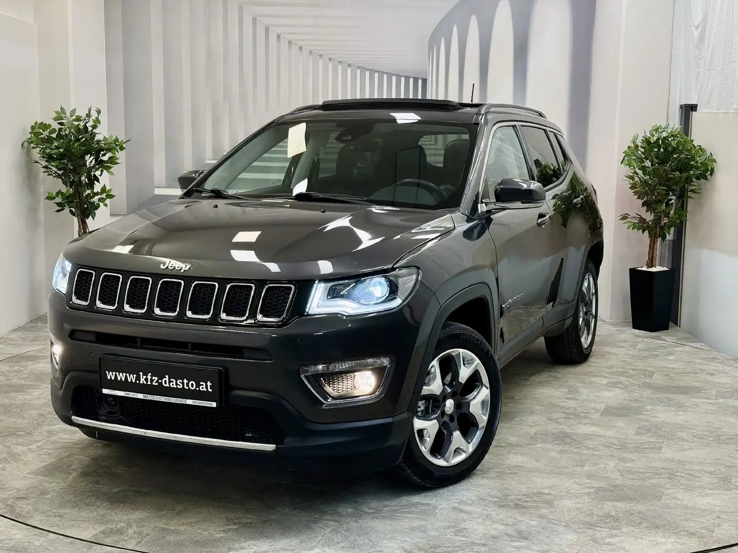 Jeep Compass LIMITED__4WD__ACC__AHK__PANO Grau - 1