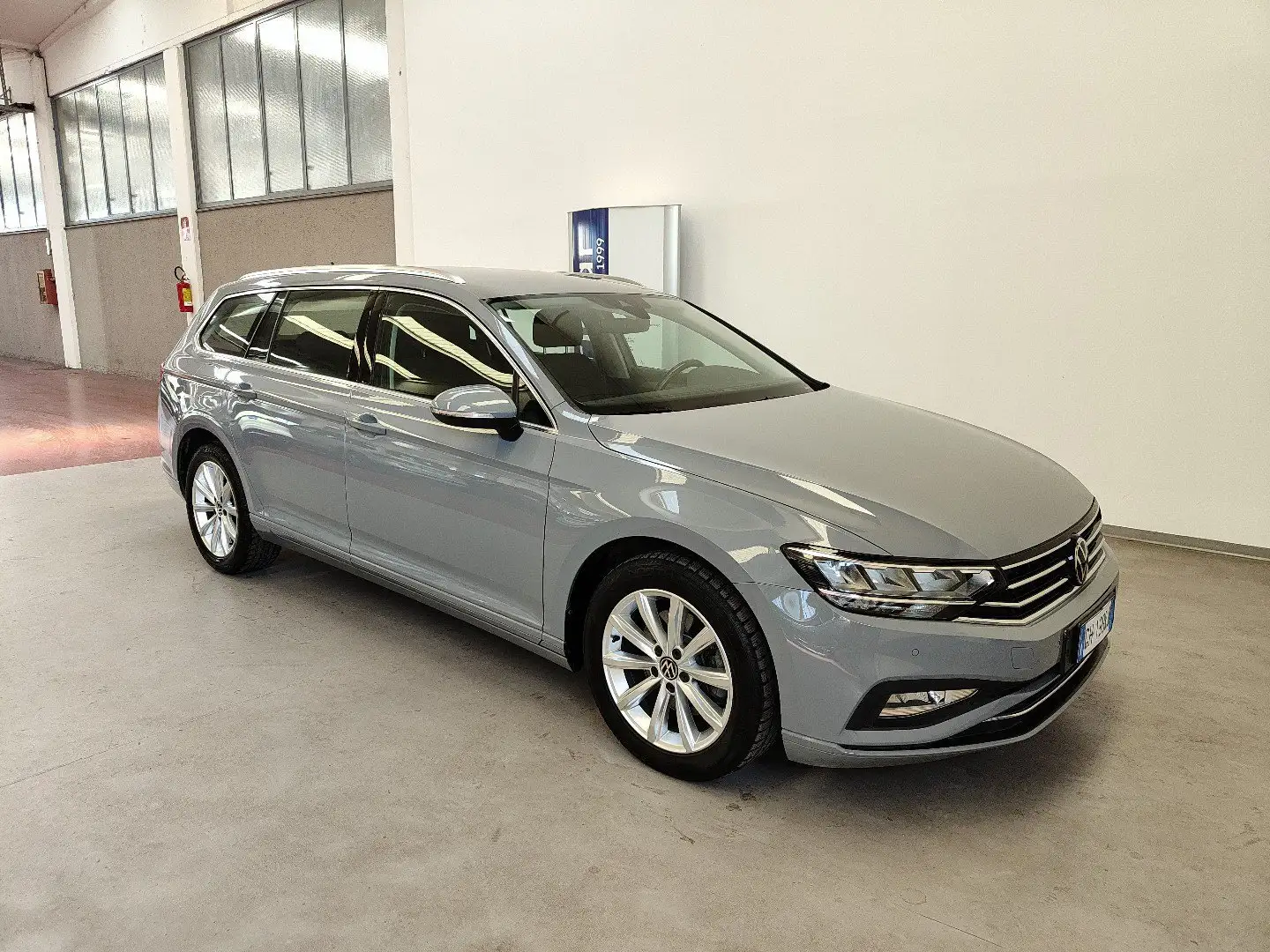 Volkswagen Passat Variant 2.0 TDI 150 CV EVO DSG Fari LED Navi Adap Cruise Grigio - 2