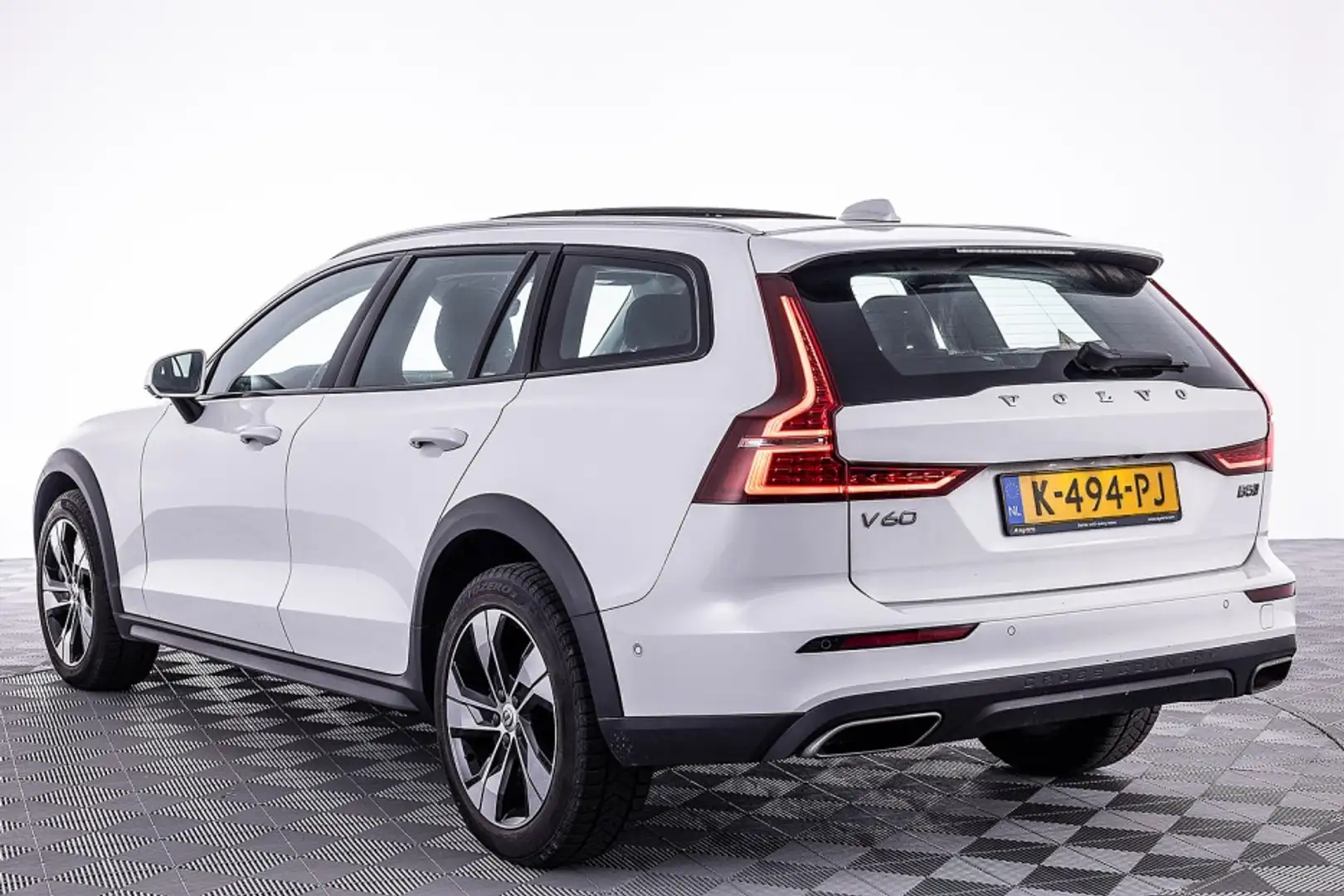 Volvo V60 Cross Country 2.0 B5 AWD Pro | PANORAMADAK | LEDER ✅ 1e Eigenaar Wit - 2