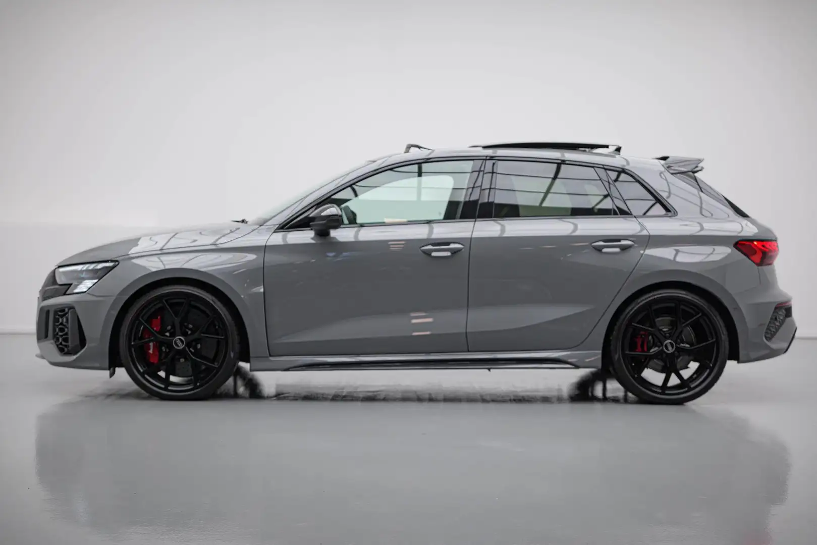 Audi RS3 Sportback 2.5 TFSI Quattro |Pano|Massage|Ceramic|C Grijs - 2