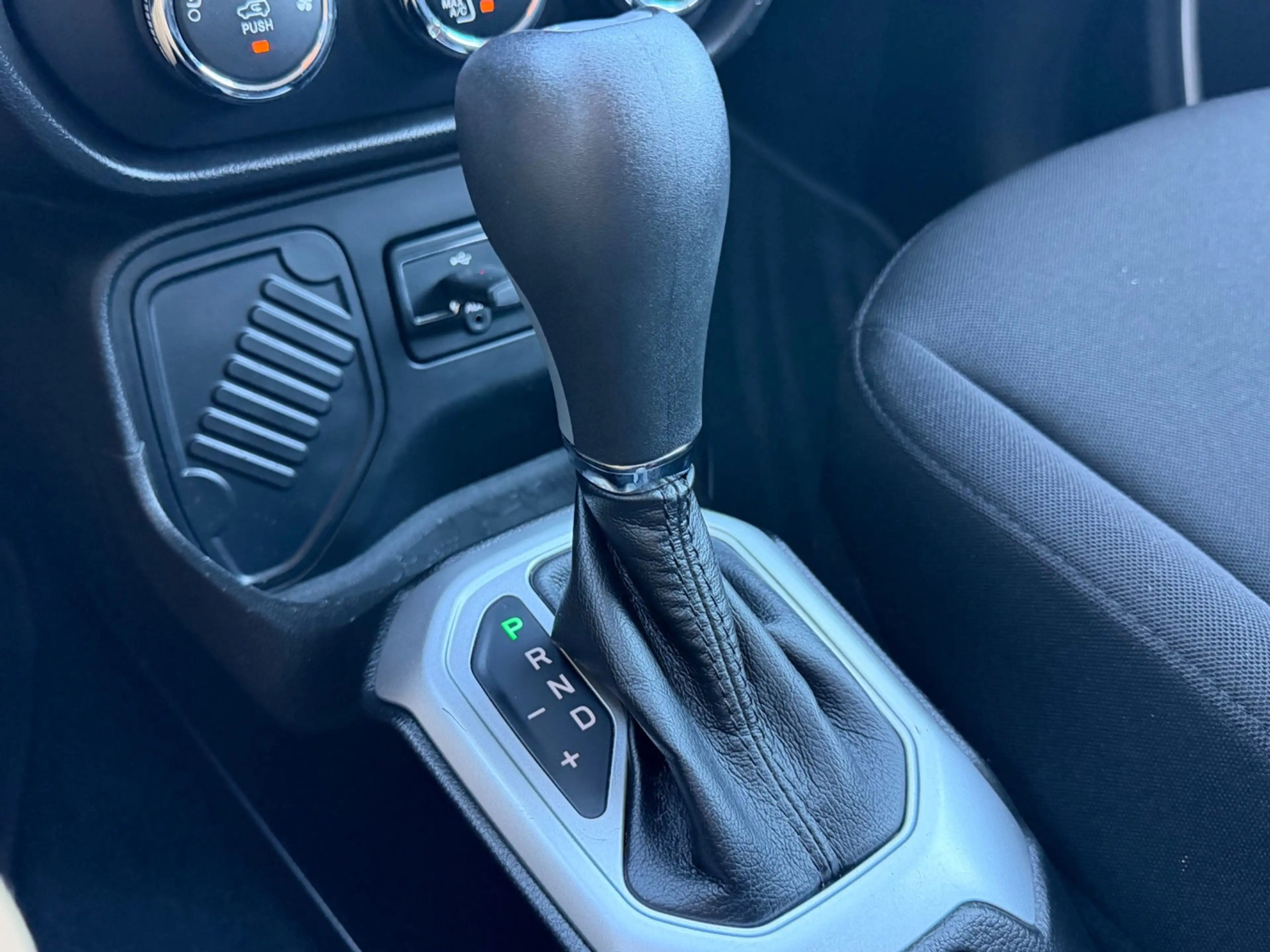 Jeep Renegade 1.4 automaat MultiAir Longitude, NAP, Navi, Cruise — photo 48
