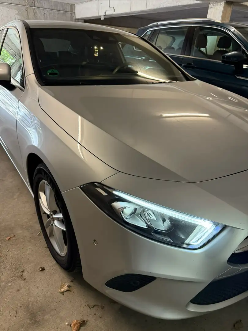 Mercedes-Benz A 200 A-Klasse Limousine 7G-DCT Edition 19 Plateado - 2