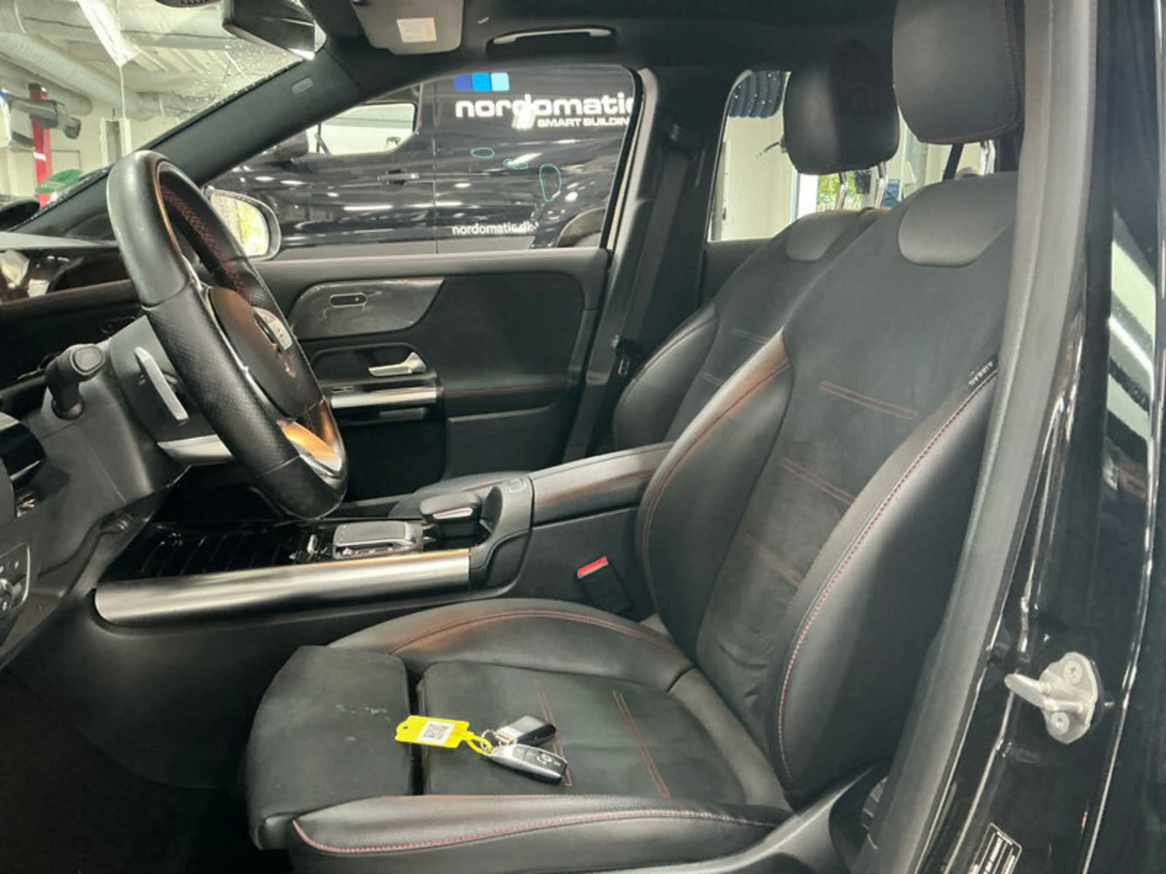 Mercedes-Benz GLA 250 NAVI SPORTSITZE LED RADIO TEMPO MFL PANO SHZ GSD VC AHK KAMERA ACC T-Leder MB-LED — photo 6