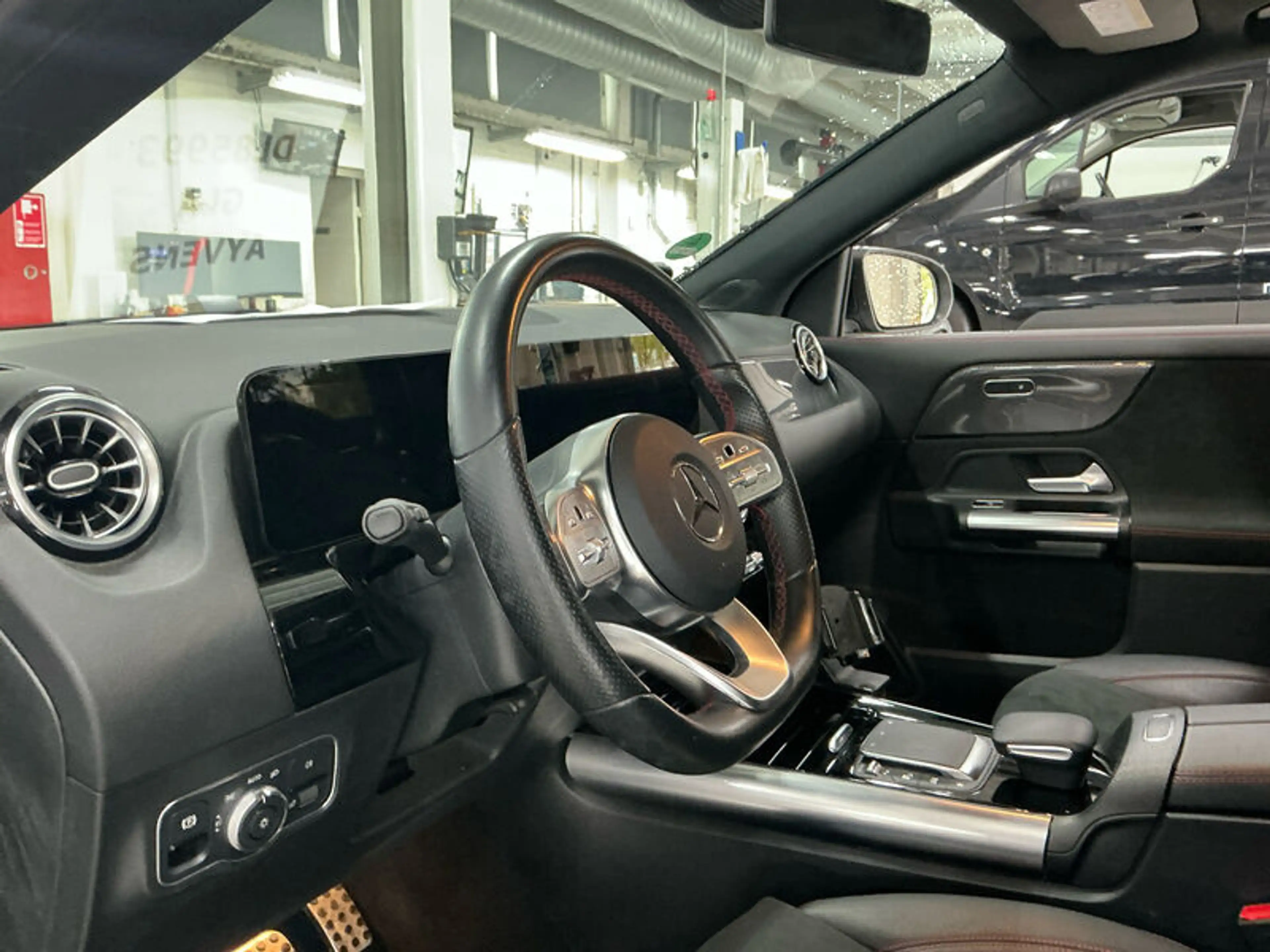 Mercedes-Benz GLA 250 NAVI SPORTSITZE LED RADIO TEMPO MFL PANO SHZ GSD VC AHK KAMERA ACC T-Leder MB-LED — photo 5