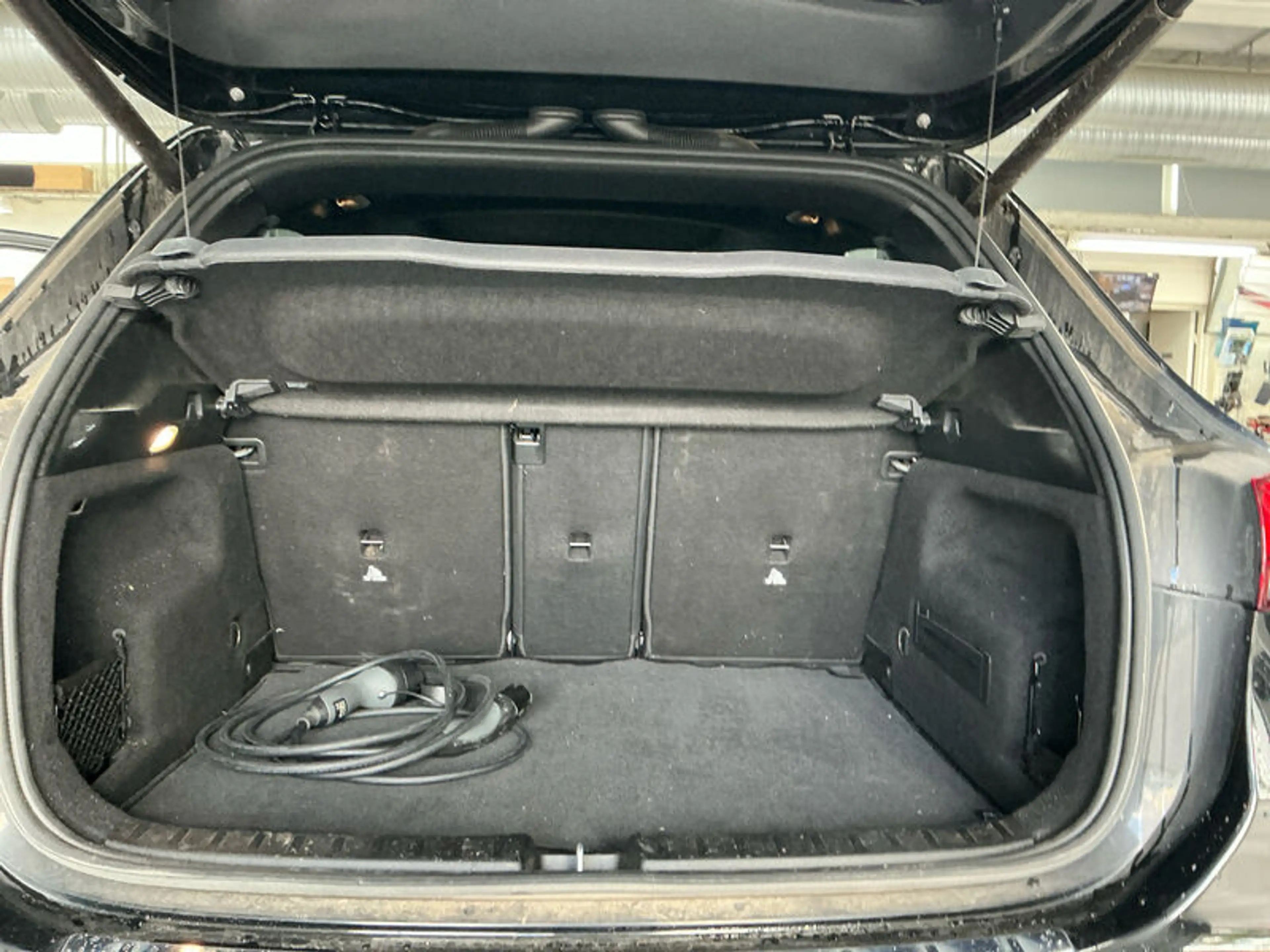Mercedes-Benz GLA 250 NAVI SPORTSITZE LED RADIO TEMPO MFL PANO SHZ GSD VC AHK KAMERA ACC T-Leder MB-LED — photo 12