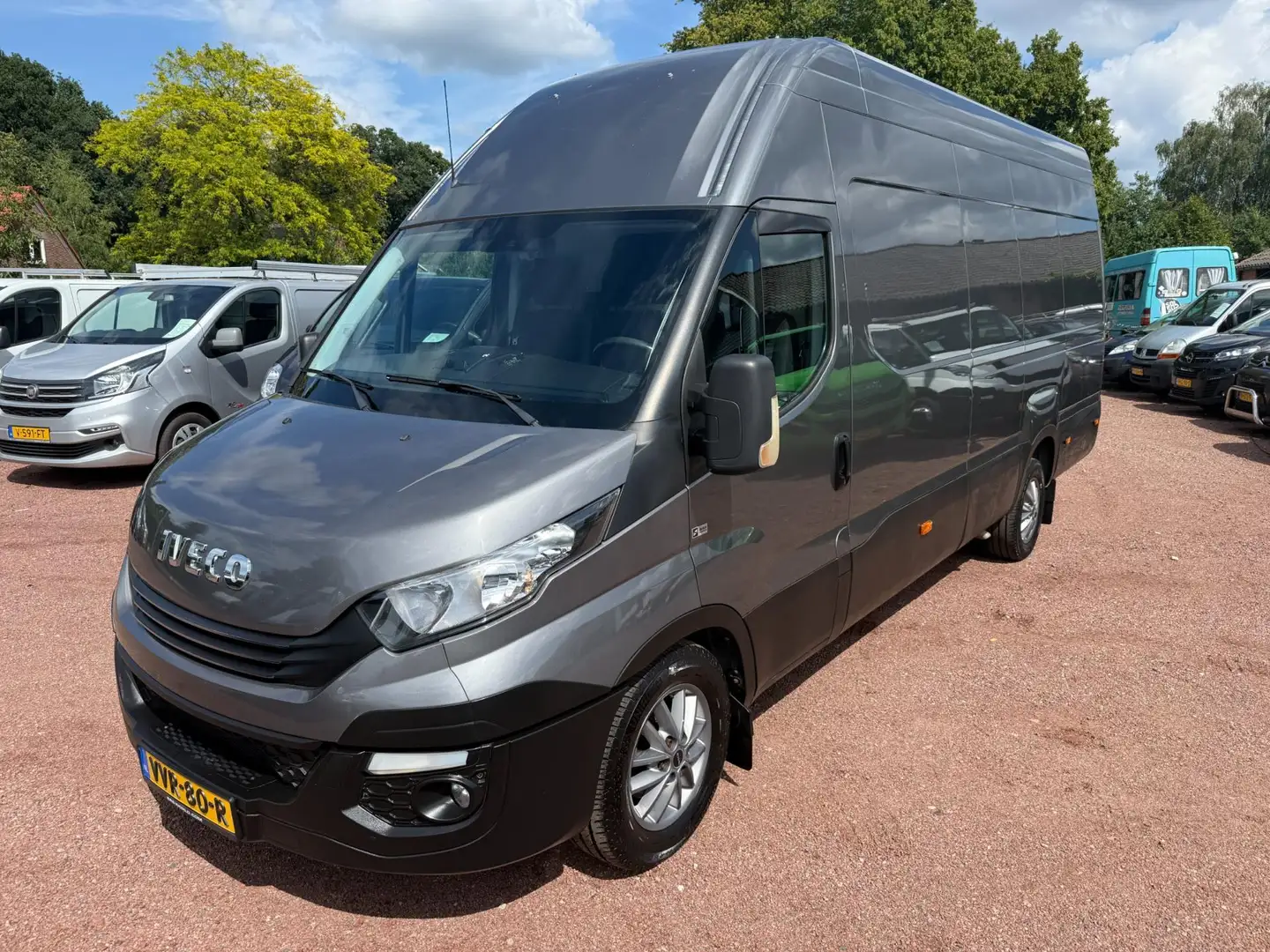 Iveco Daily 35S21V 3.0 EURO 6 L4H3 Automaat 3.5T Trekgewicht L Grijs - 1