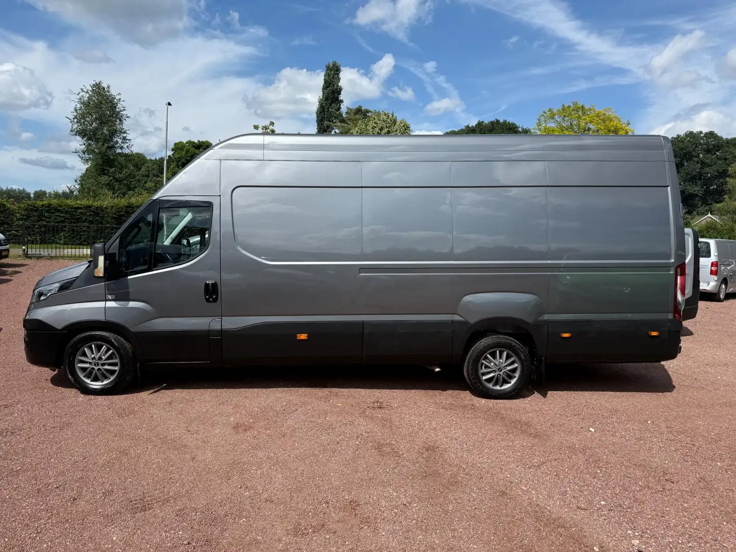 Iveco Daily 35S21V 3.0 EURO 6 L4H3 Automaat 3.5T Trekgewicht L Grijs - 2