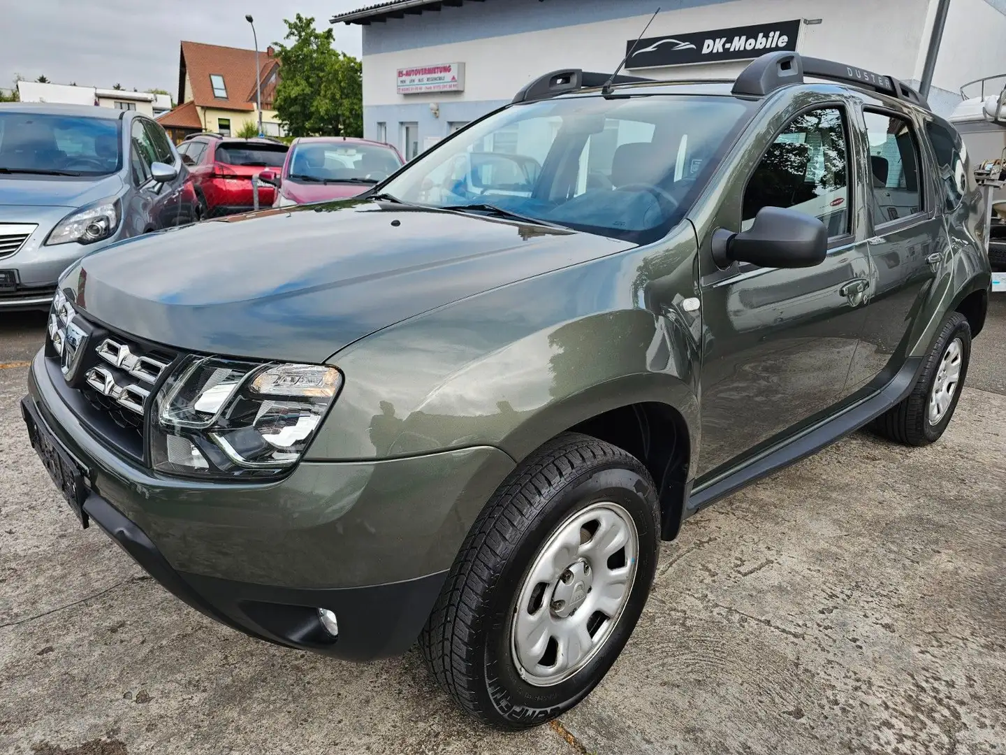 Dacia Duster I Laureate 4x4 PDC 1.Hand AHK Grau - 1