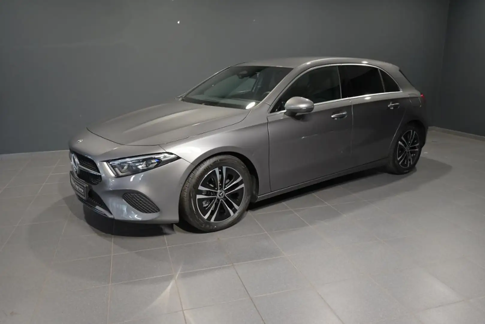 Mercedes-Benz A 180 W-Paket KAM PDC SpurH LM Navi AUT AHK Grau - 1