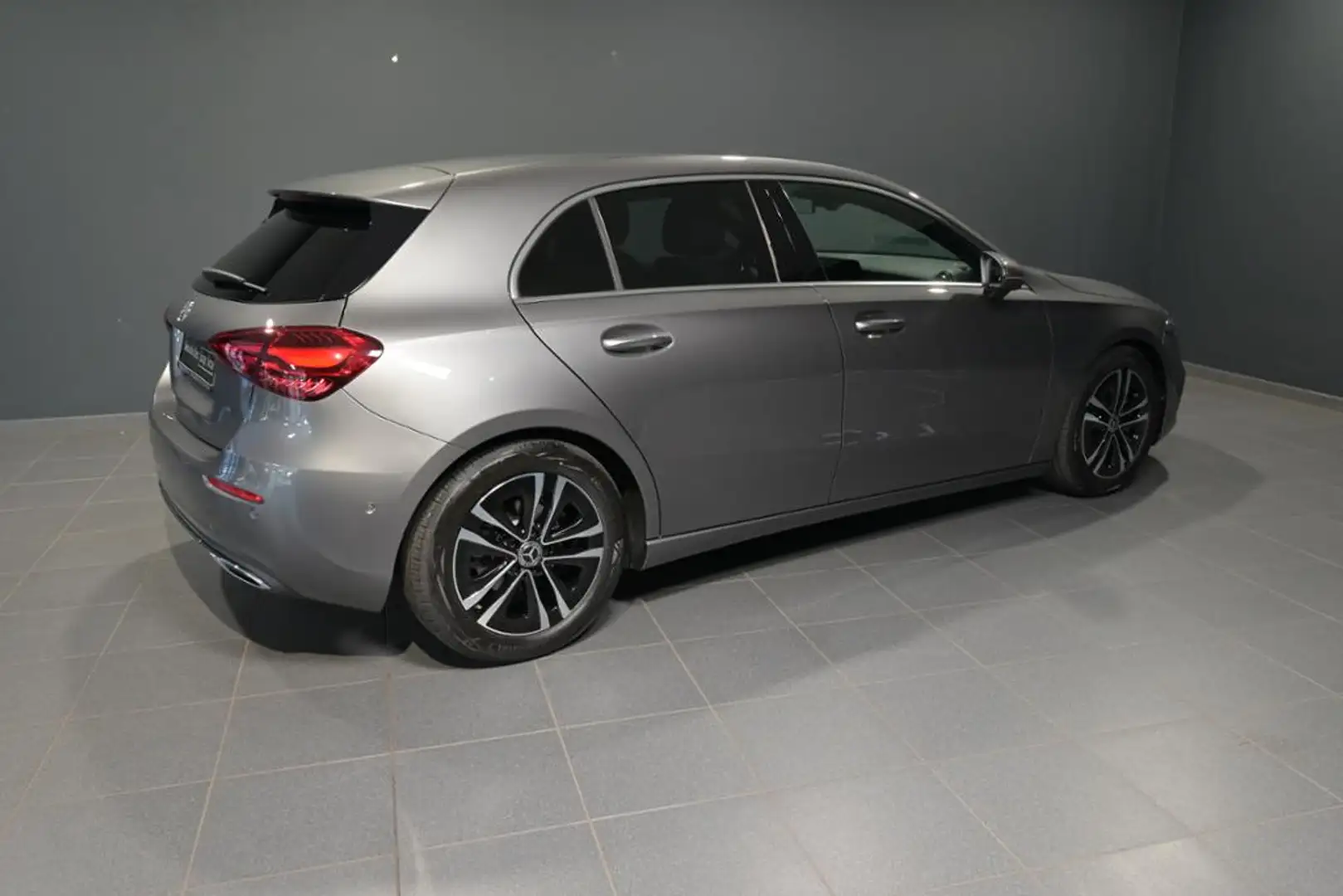 Mercedes-Benz A 180 W-Paket KAM PDC SpurH LM Navi AUT AHK Grau - 2