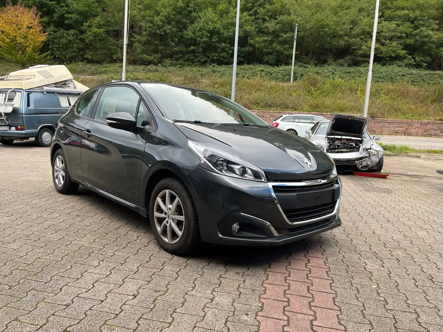 Peugeot 208 Active Grau - 1