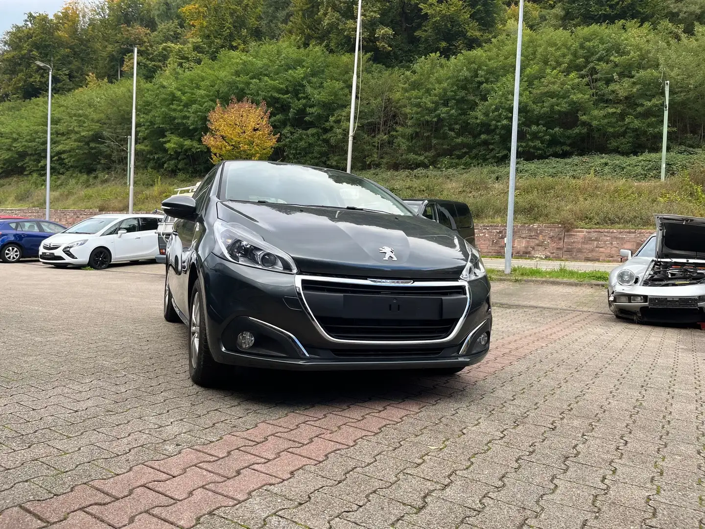 Peugeot 208 Active Grau - 2