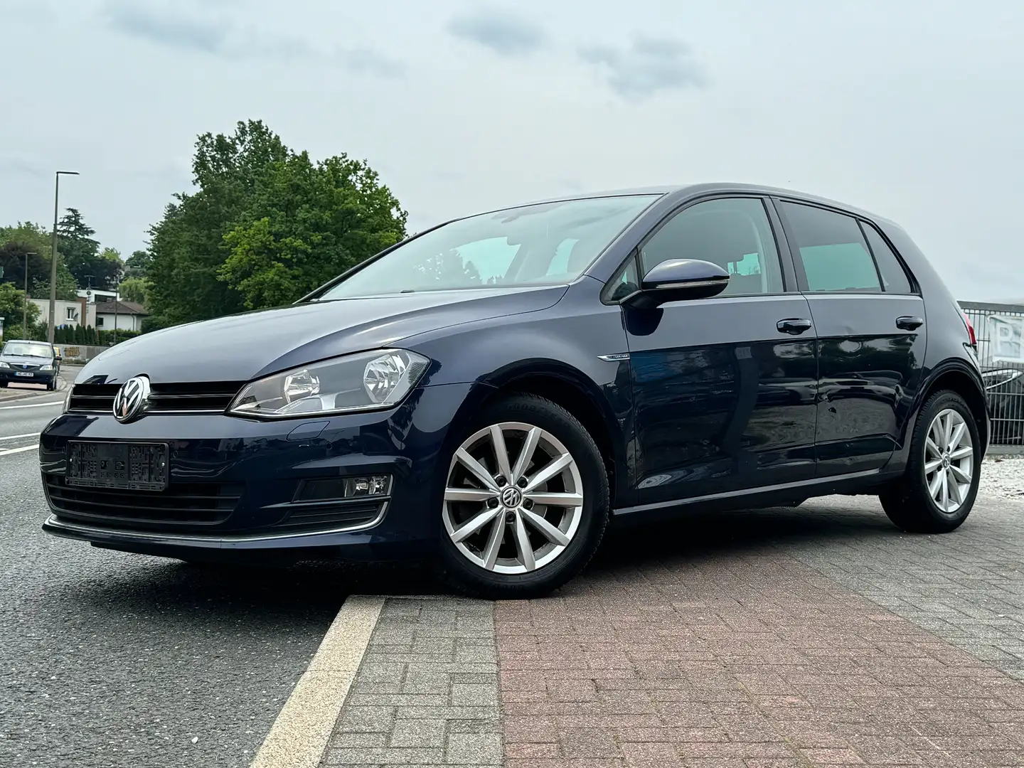 Volkswagen Golf Lounge BMT Sitzheizung Tempomat PDC Klima 2. Hand Blau - 1