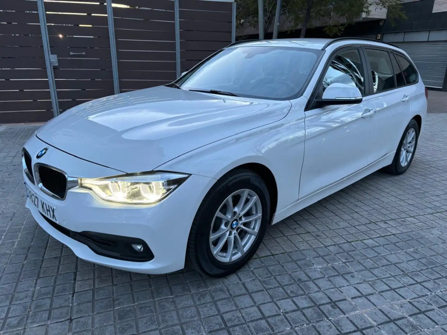 BMW 320 320d Touring Blanc - 1