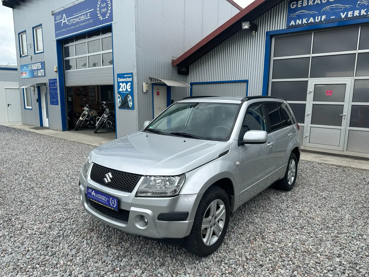 Suzuki Grand Vitara 2.0 Club AUT. 4x4 NAVI SHZ AHK PDC Argent - 1