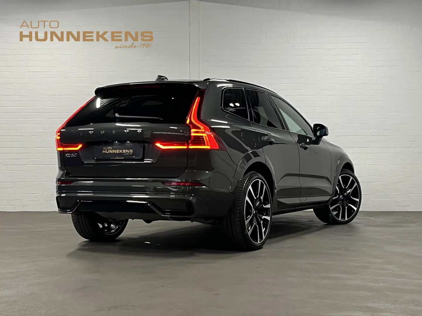 Volvo XC60 2.0 T6 Plug-in hybrid AWD R-Design Open dak | Head Grijs - 2