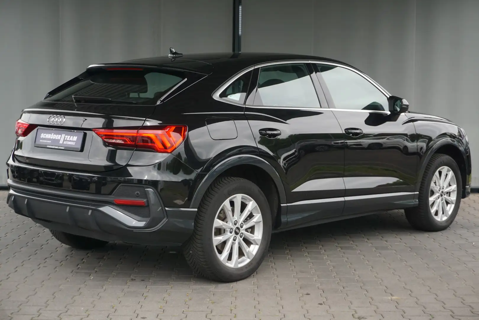 Audi Q3 Sportback 45 TFSi e S tronic S line Navi AHK LE Zwart - 2