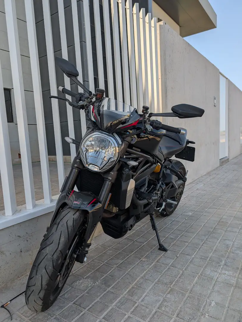 Ducati Monster 1200 R Fekete - 2