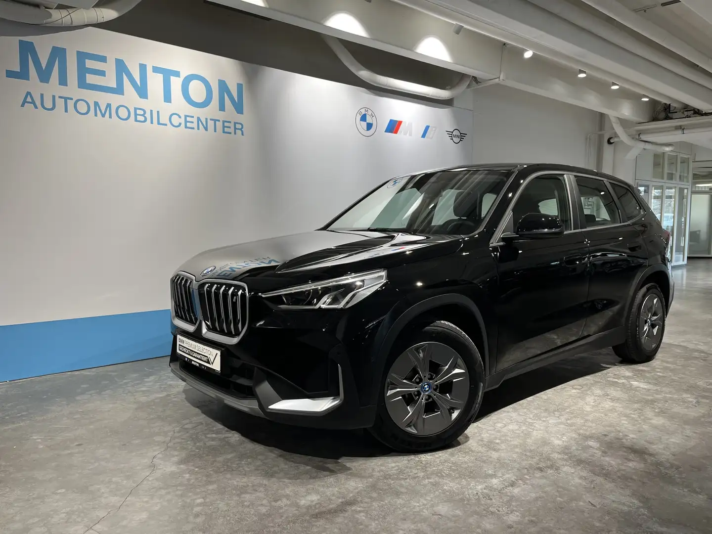 BMW iX1 xDrive30 LCPlus/LED/RFK/PDC/Shz Zwart - 1