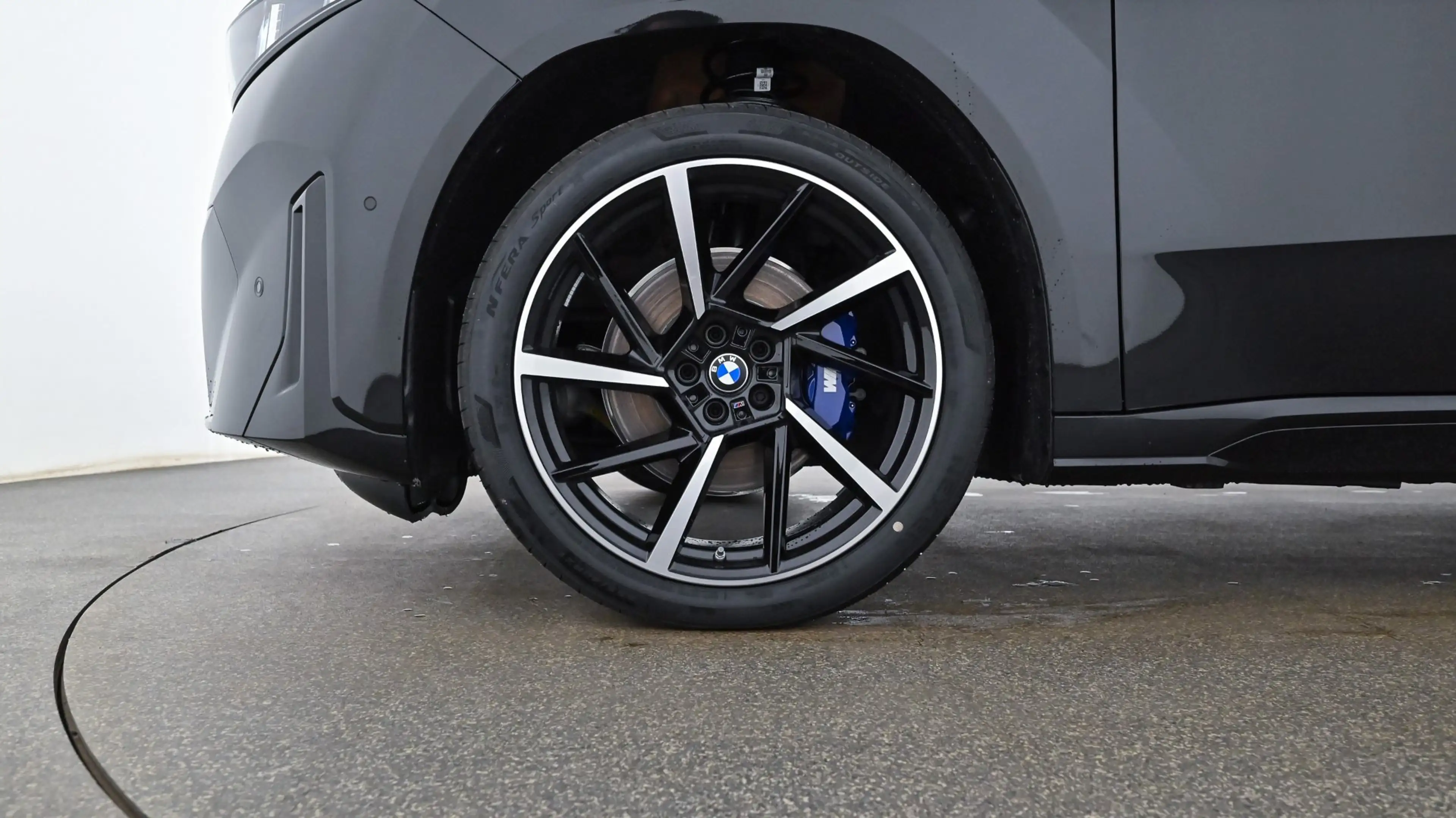 BMW iX3 50 xDrive — photo 7