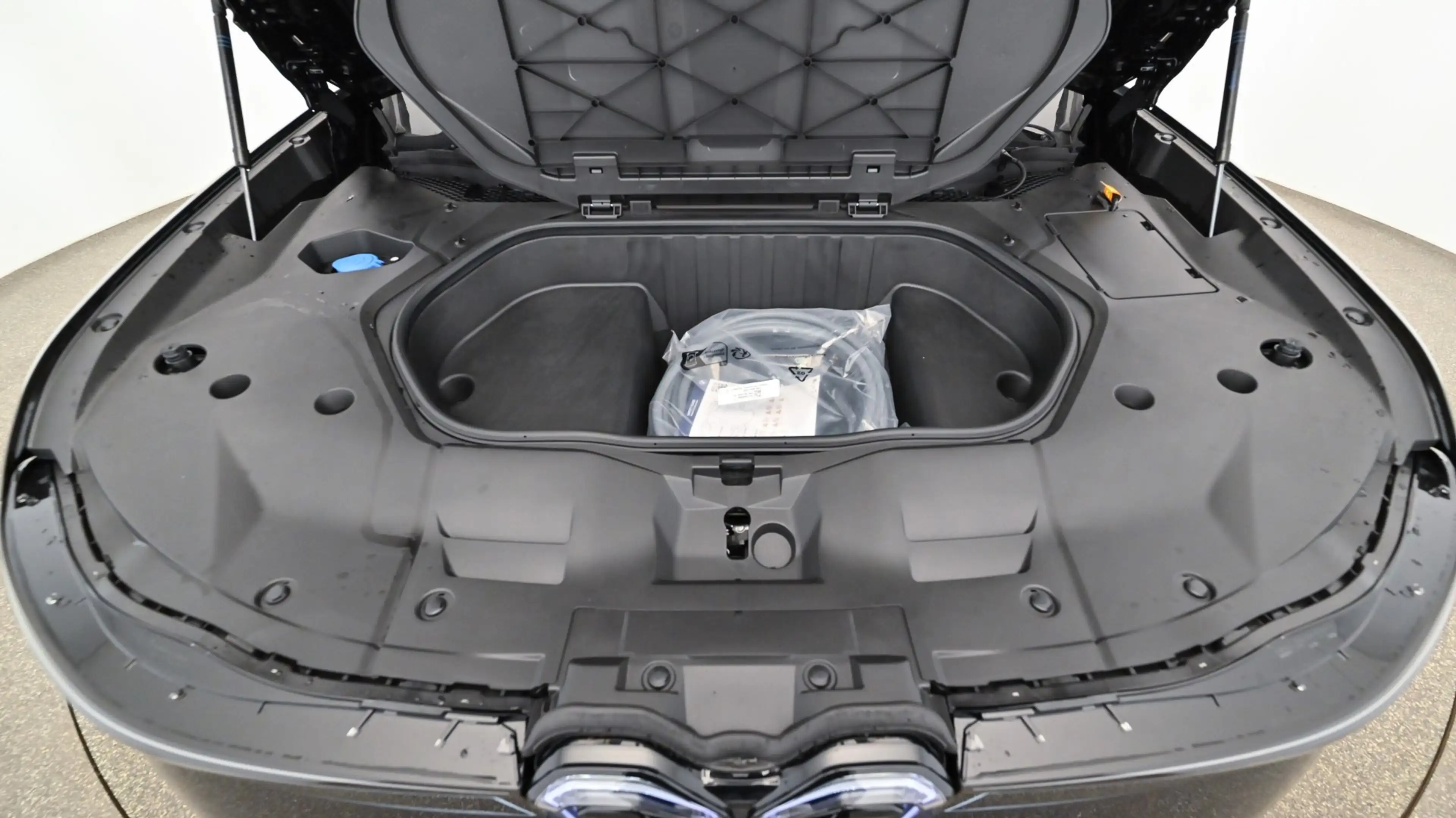 BMW iX3 50 xDrive — photo 9