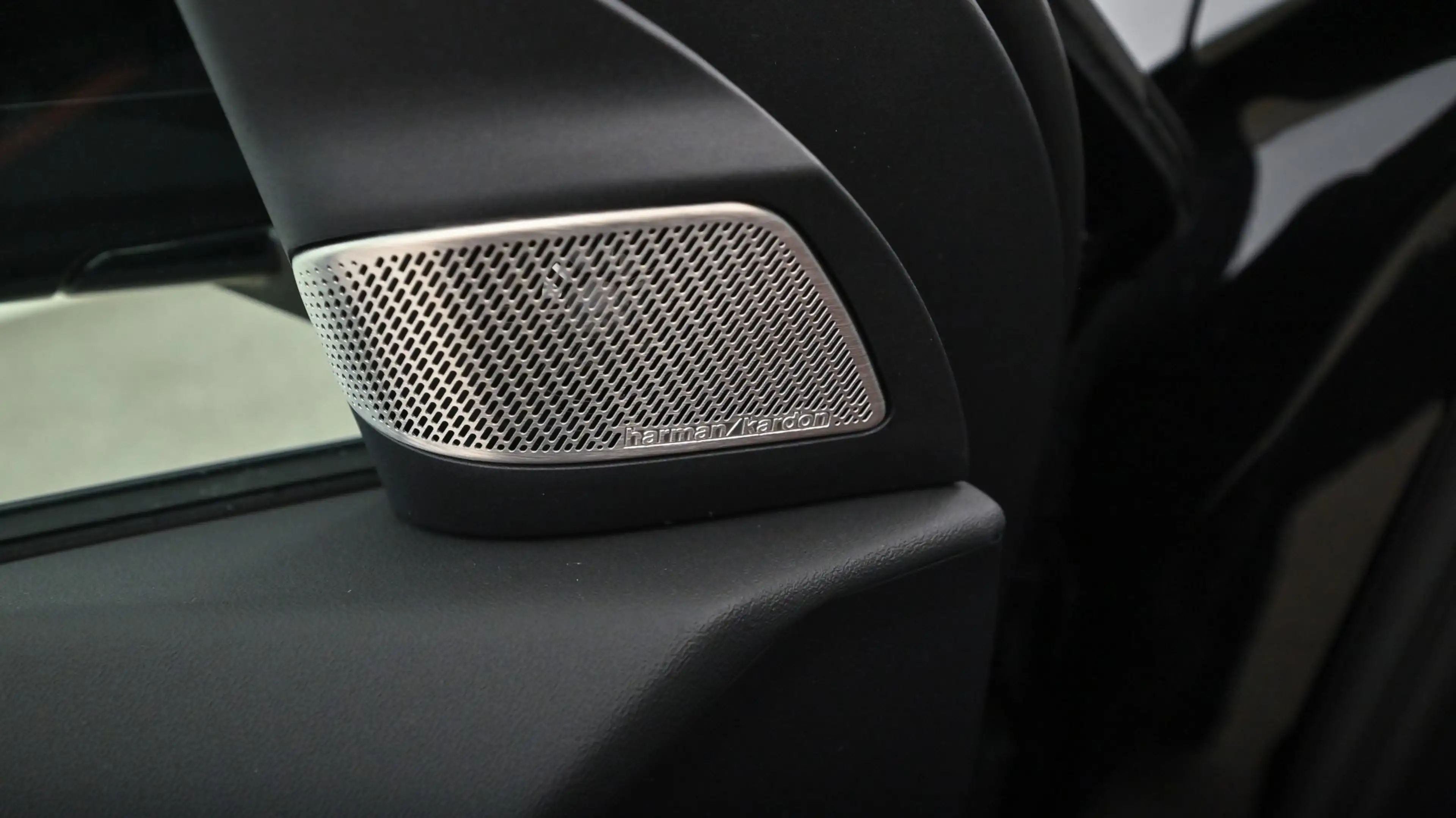 BMW iX3 50 xDrive — photo 11