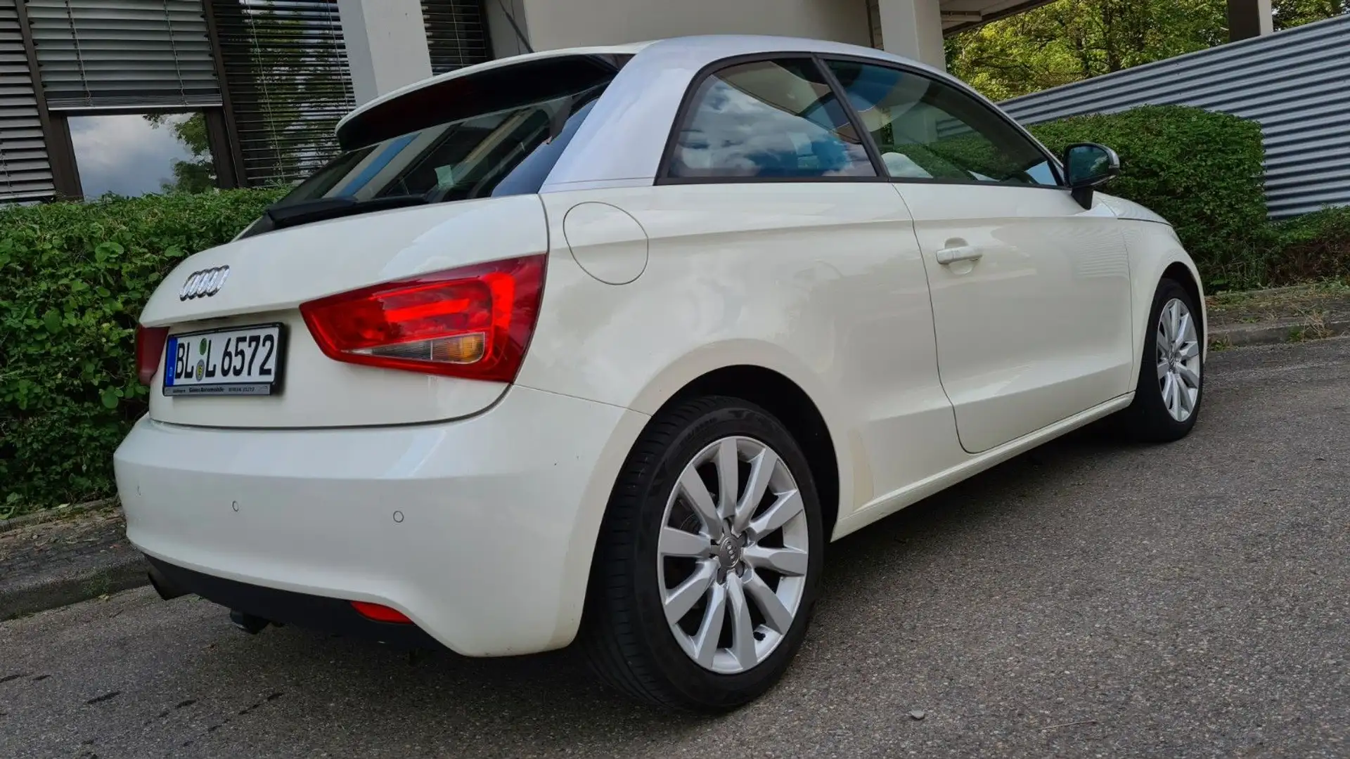 Audi A1 +NAVI+ TÜV+GARANTIE+PARKS+KLIMA+SITZH+TOP Weiß - 2