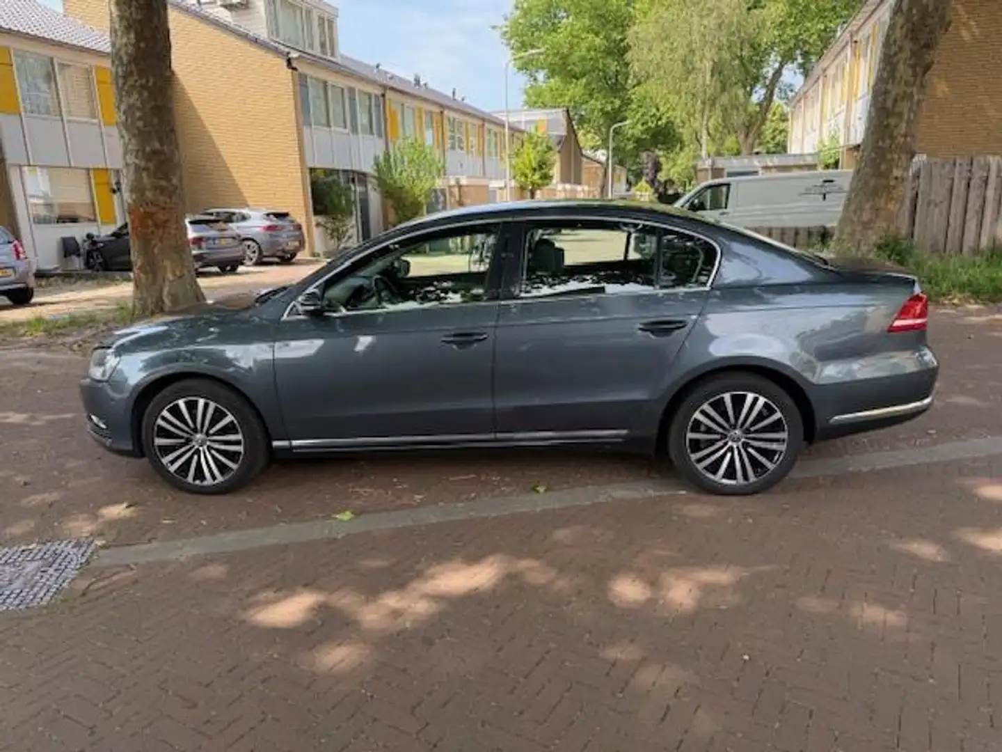 Volkswagen Passat AUTOMAAT / 174.000 NAP / Veel opties / dealer onde Grijs - 2