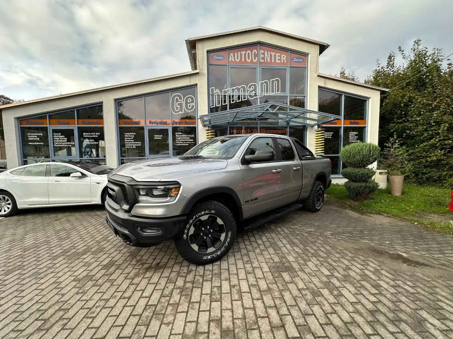 Dodge RAM 1500 5,7 HEMI REBEL ÜBERROLLBÜGEL ROLLO Plateado - 1