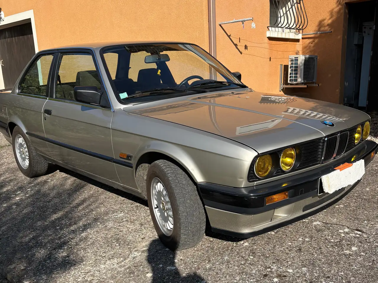 BMW 320i, foto 1