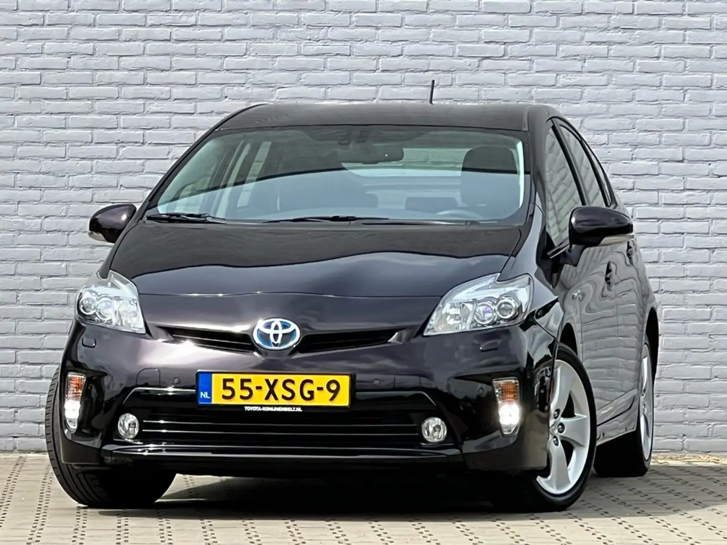 Toyota Prius 1.8 Hybrid Dynamic Business Automaat Rood - 2