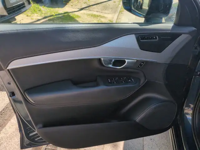 Volvo XC90 view 10