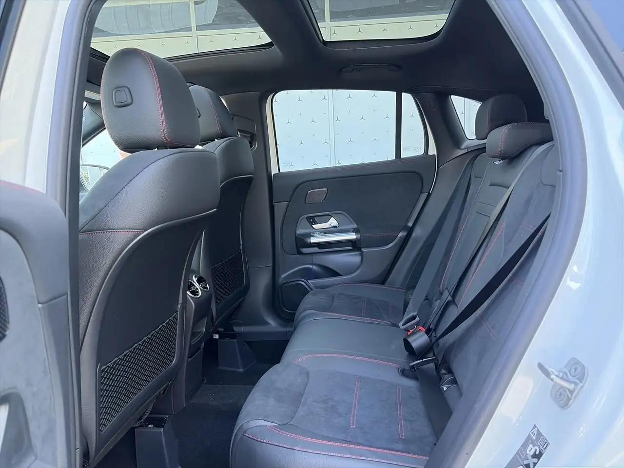Mercedes-Benz GLA снимка Mercedes-Benz GLA