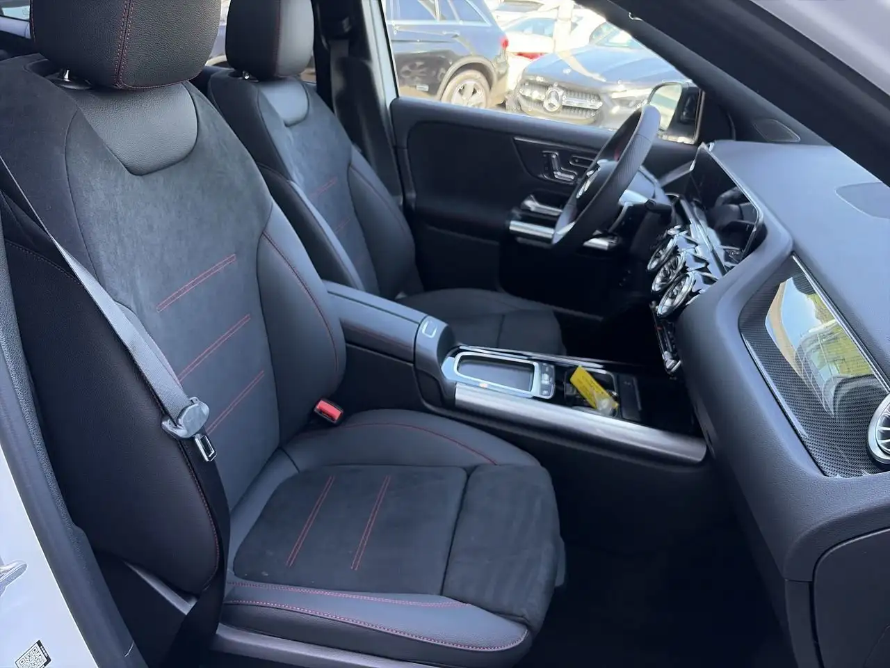 Mercedes-Benz GLA снимка Mercedes-Benz GLA
