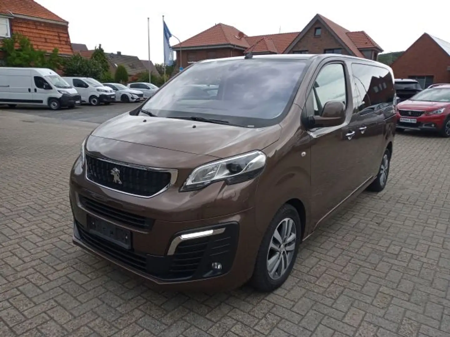 Peugeot Traveller L2 2.0 BlueHDi 180 EAT6 Allure 8 Sitzer Braun - 1