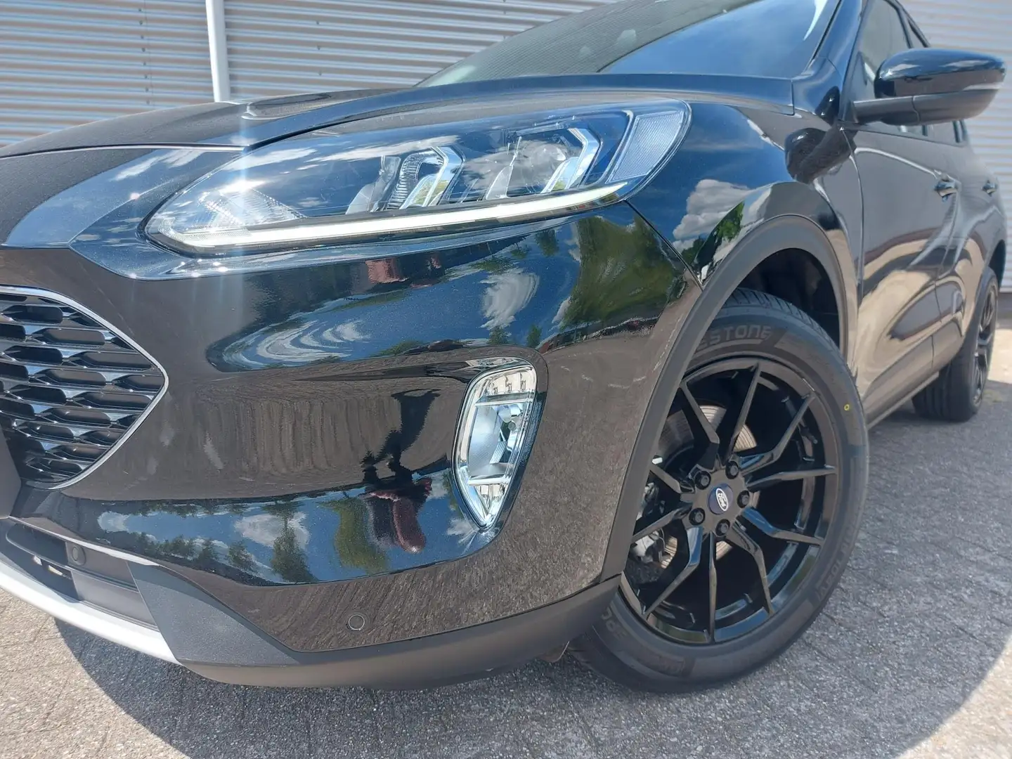 Ford Kuga 1.5 EcoBoost Titanium,airco,cruise,trekhaak,naviga Zwart - 2
