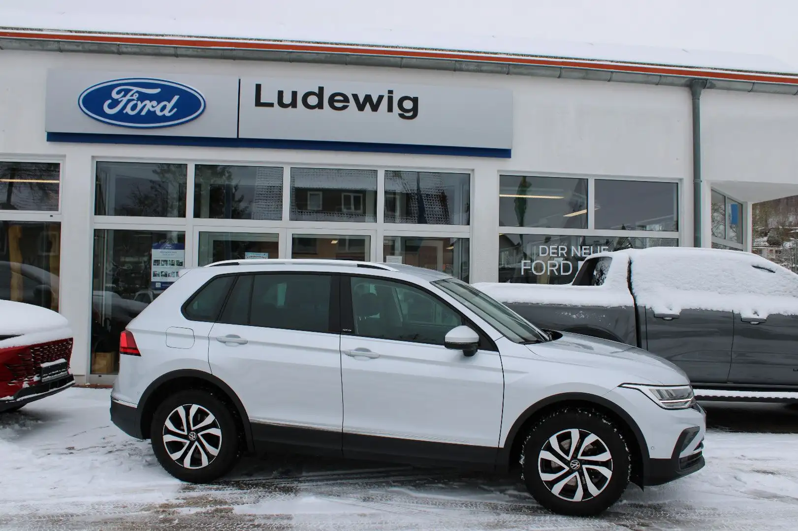 Volkswagen Tiguan Active LED AHK Winterpaket Silber - 2