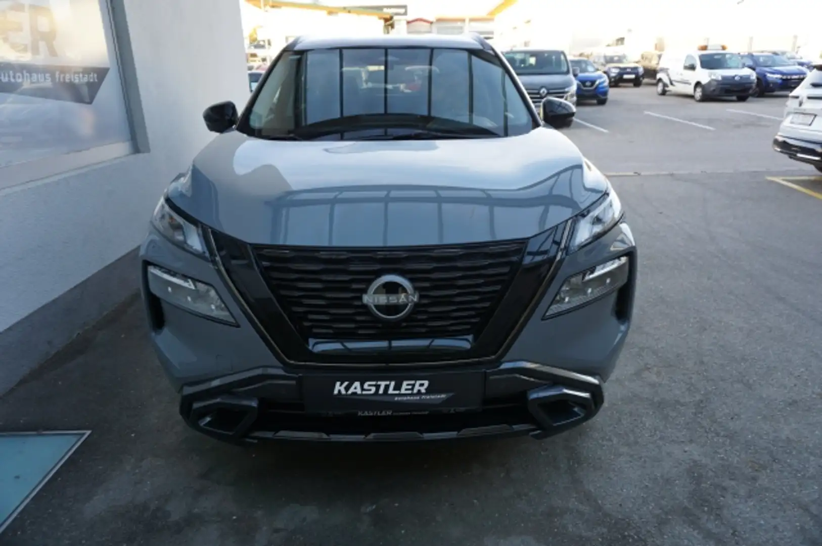 Nissan X-Trail N-Trek 1,5 VC-T e-4ORCE 4x4 Grau - 2