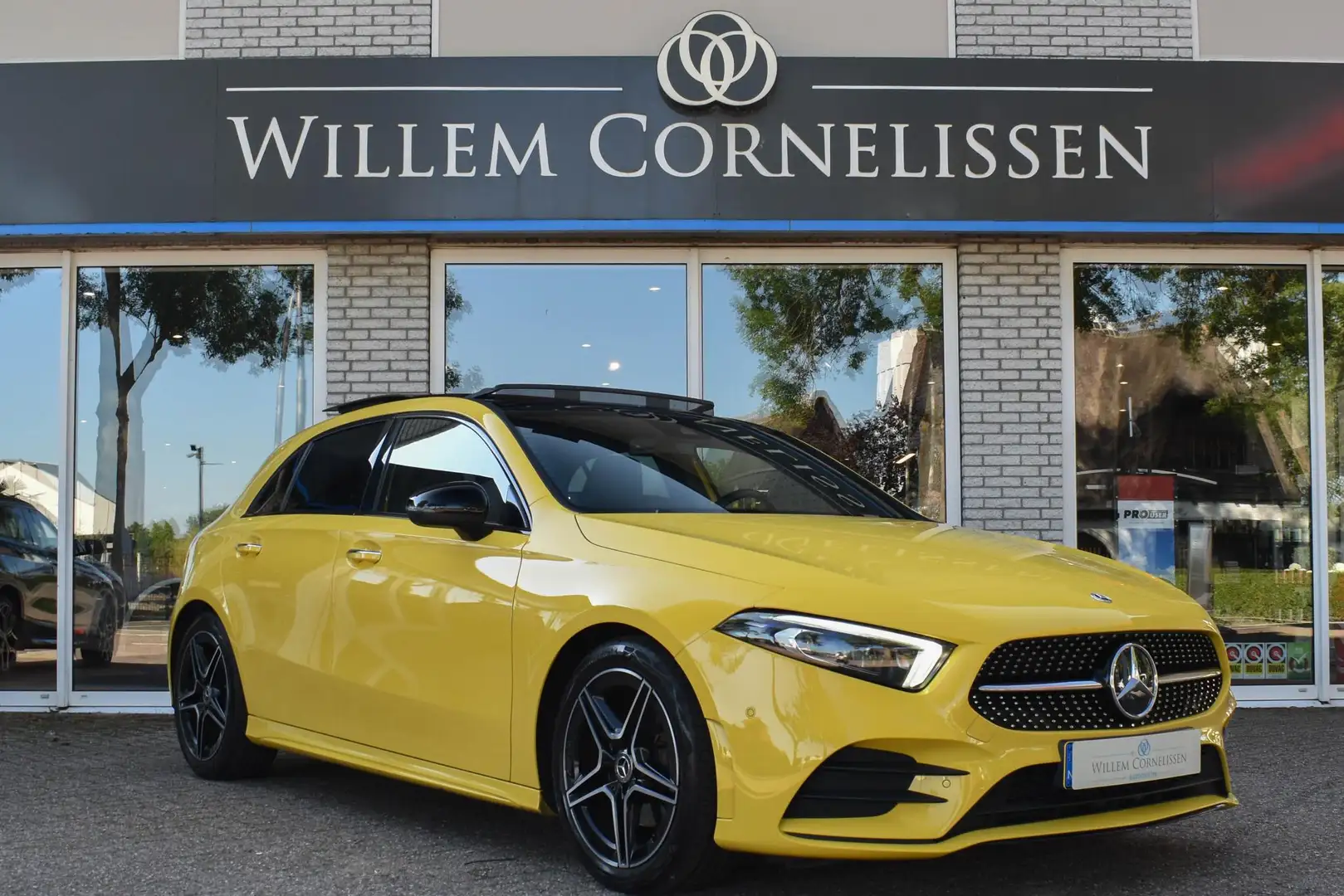 Mercedes-Benz A 180 AMG Sfeer Pano Electr. Stoelen Advanced Audio Geel - 1