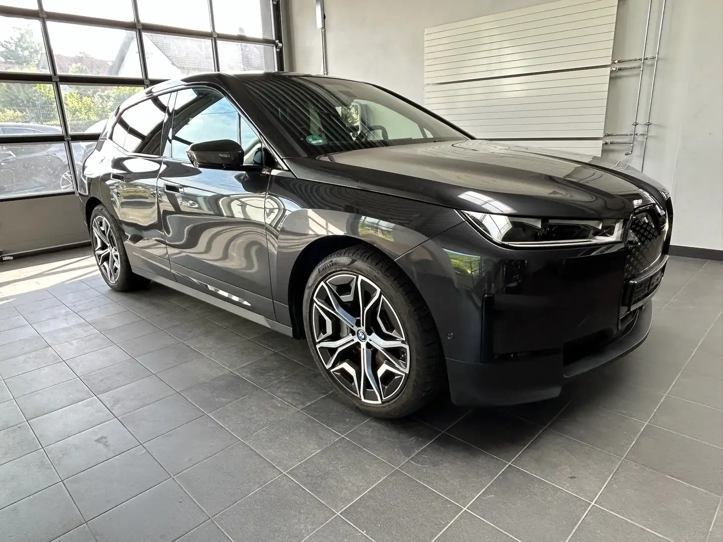 BMW iX 40 xDrive Leder_Pano_AHK_Laser_DrivAssProf_HarmKar Grijs - 2