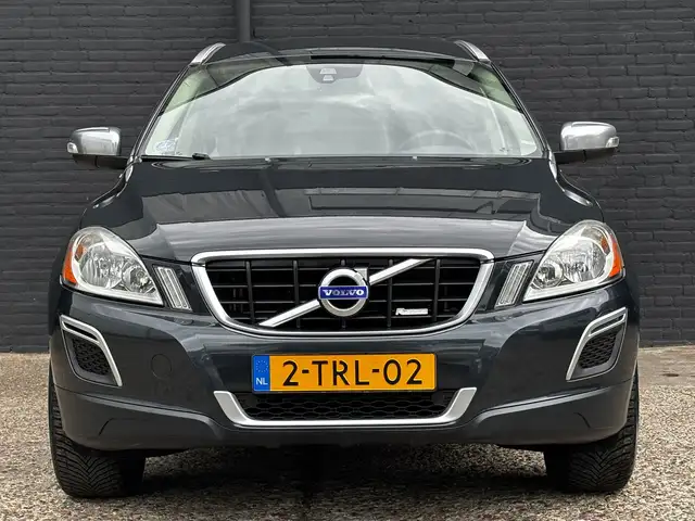 Volvo XC60 view 3