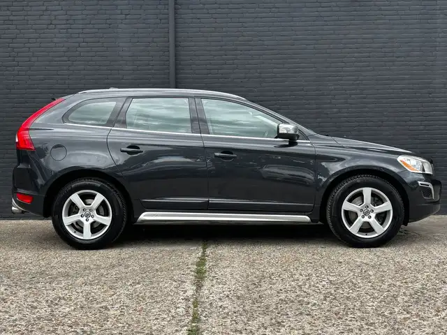 Volvo XC60 view 8