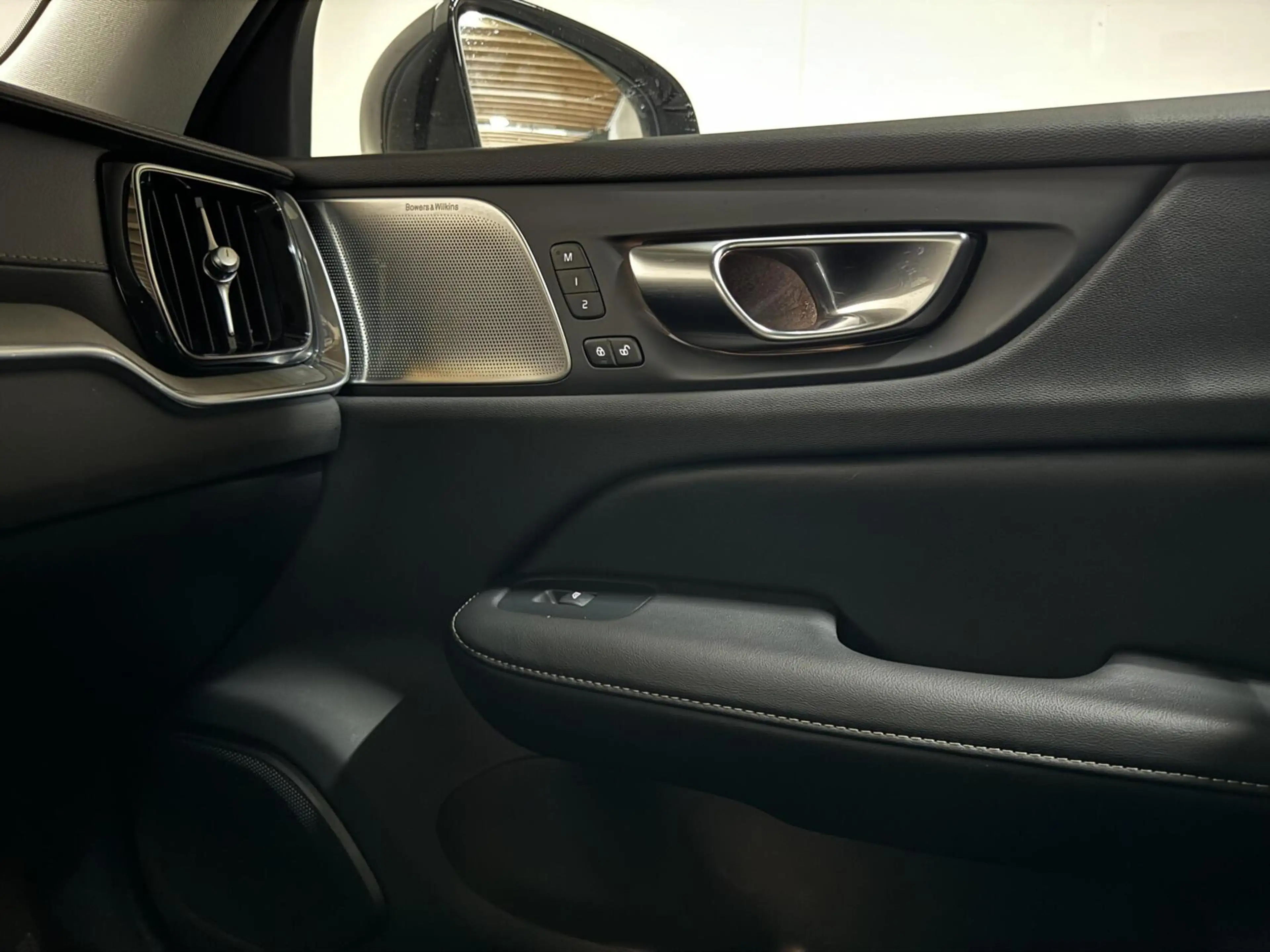 Volvo S60 2.0 Recharge T8 AWD Ultimate Dark Pano B&W Massage — photo 41