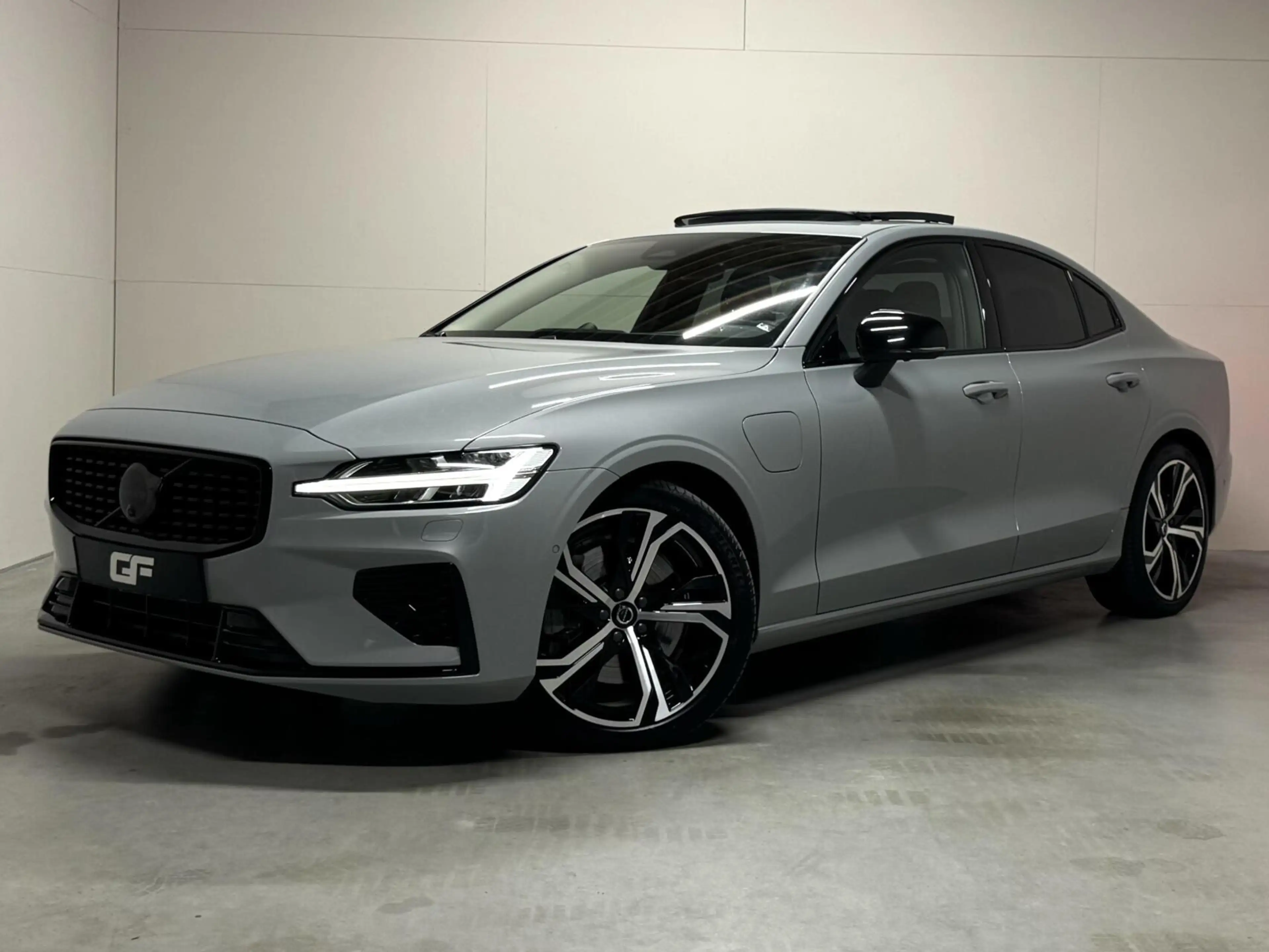 Volvo S60 2.0 Recharge T8 AWD Ultimate Dark Pano B&W Massage — photo 10