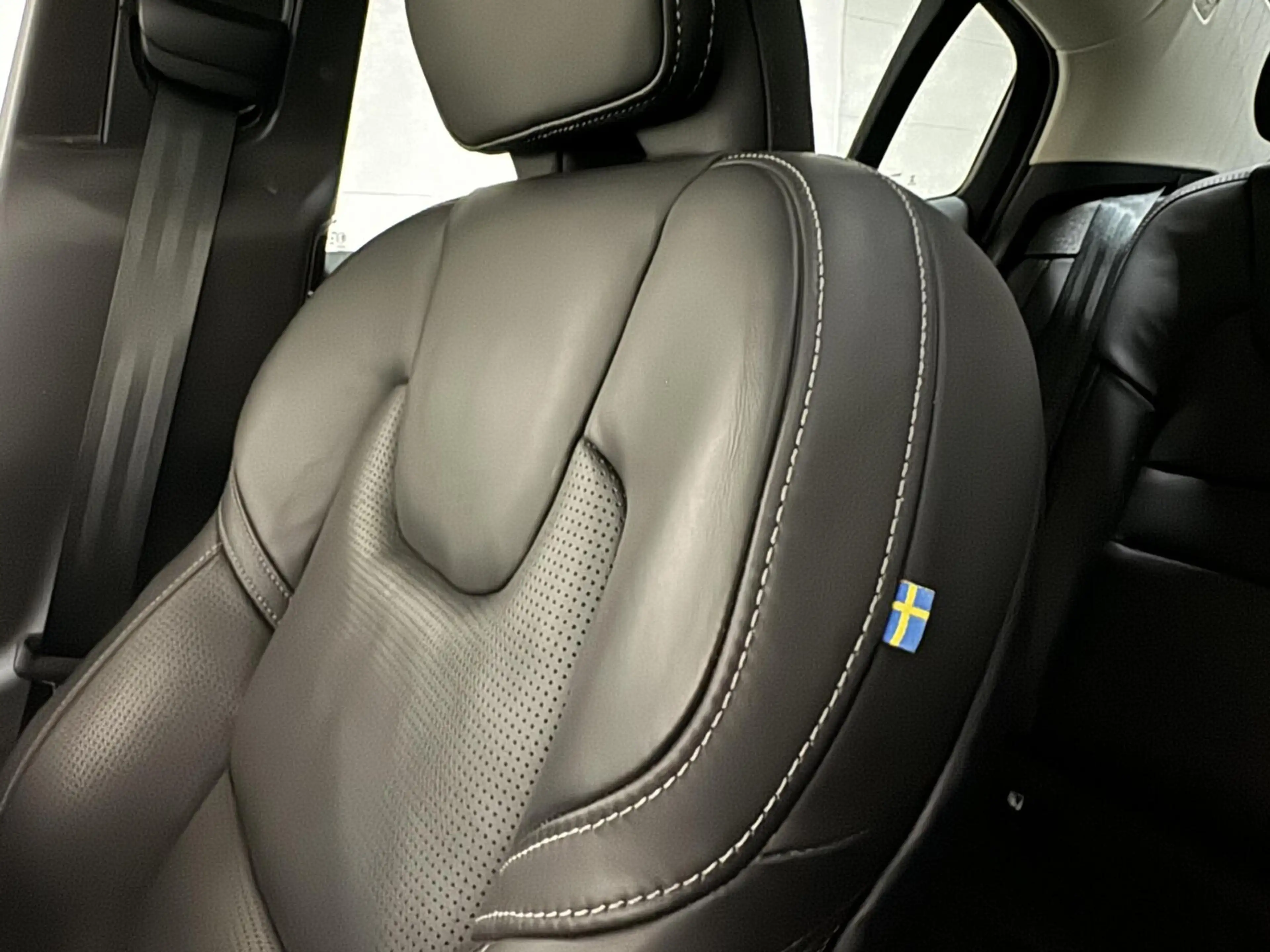 Volvo S60 2.0 Recharge T8 AWD Ultimate Dark Pano B&W Massage — photo 40