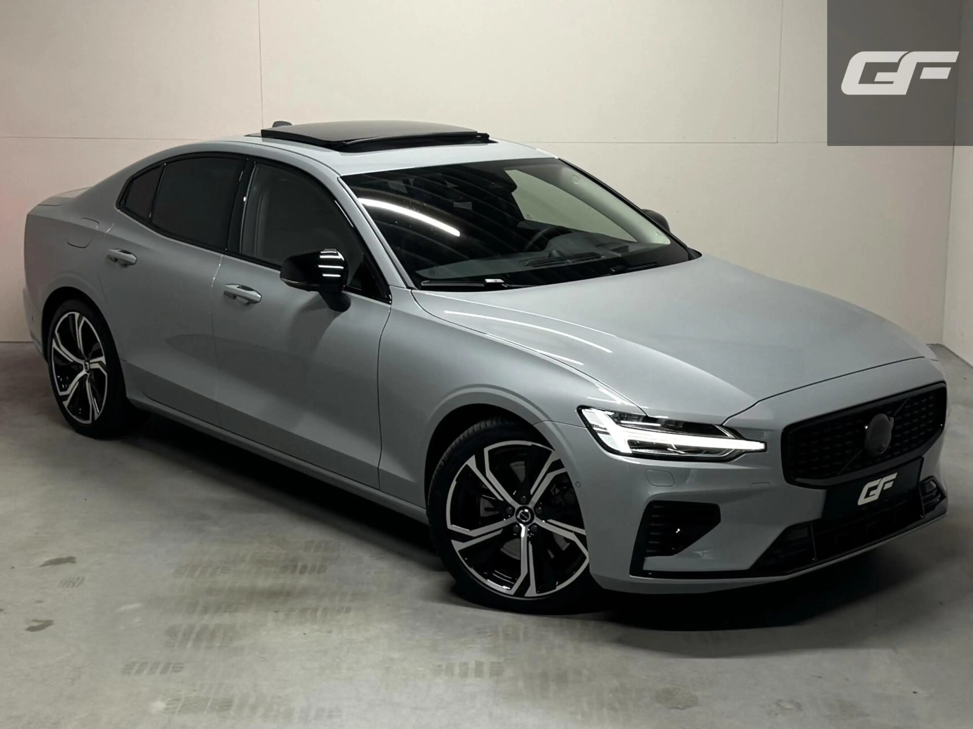 Volvo S60 2.0 Recharge T8 AWD Ultimate Dark Pano B&W Massage — photo 2