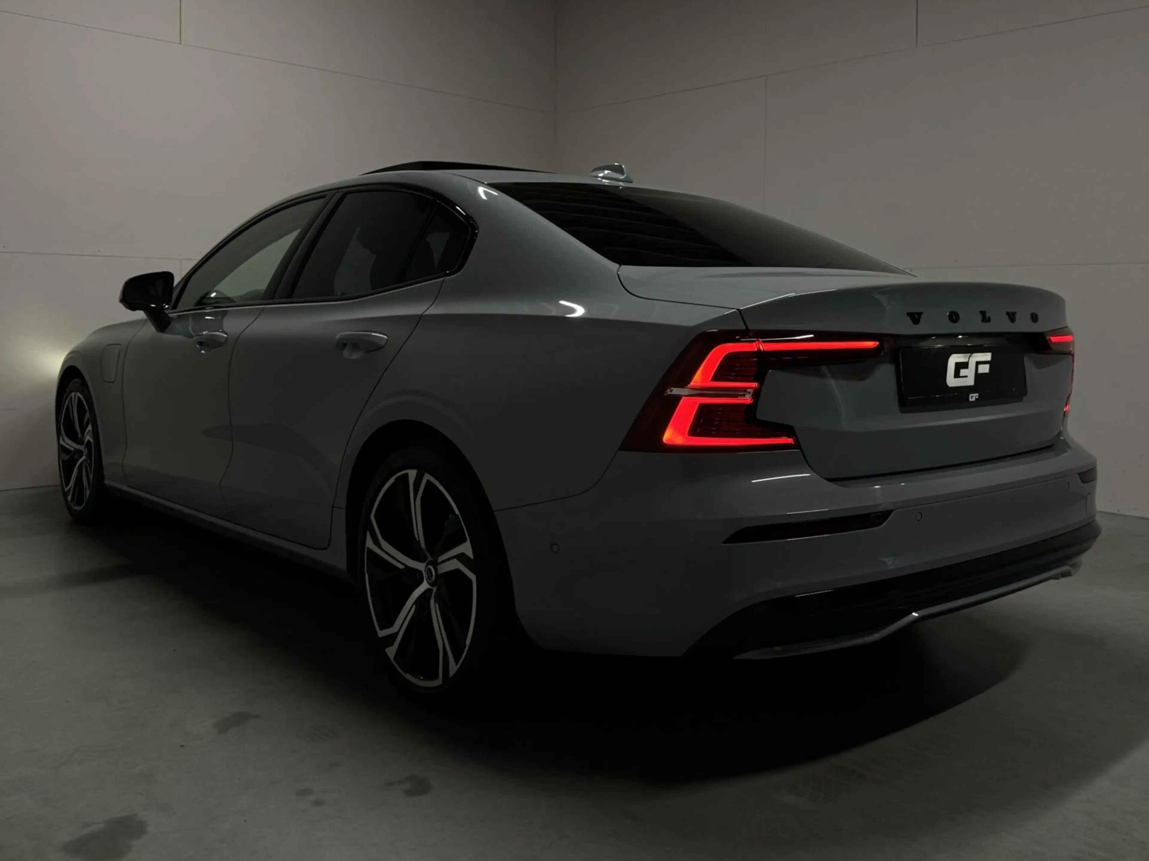 Volvo S60 2.0 Recharge T8 AWD Ultimate Dark Pano B&W Massage — photo 14