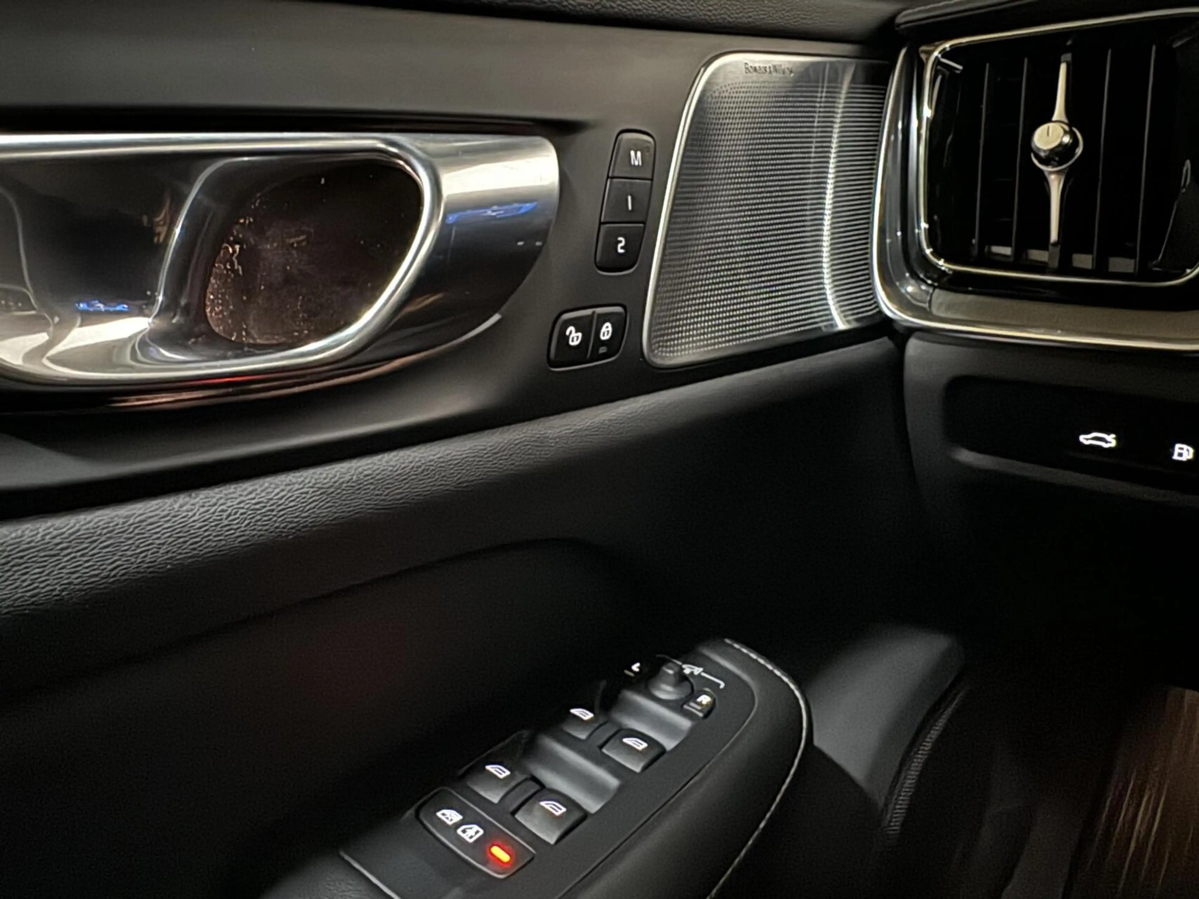 Volvo S60 2.0 Recharge T8 AWD Ultimate Dark Pano B&W Massage — photo 25