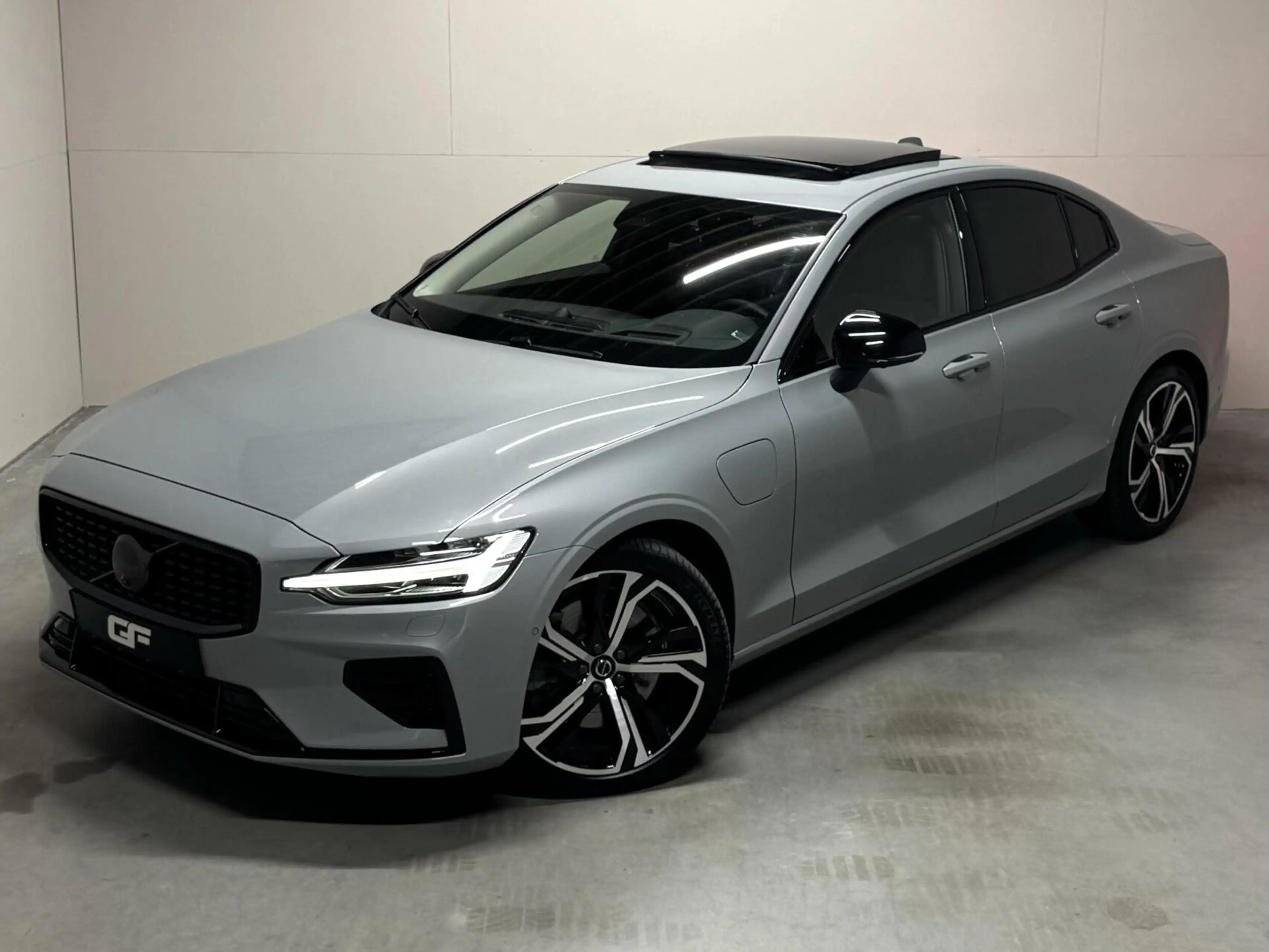 Volvo S60 2.0 Recharge T8 AWD Ultimate Dark Pano B&W Massage — photo 11