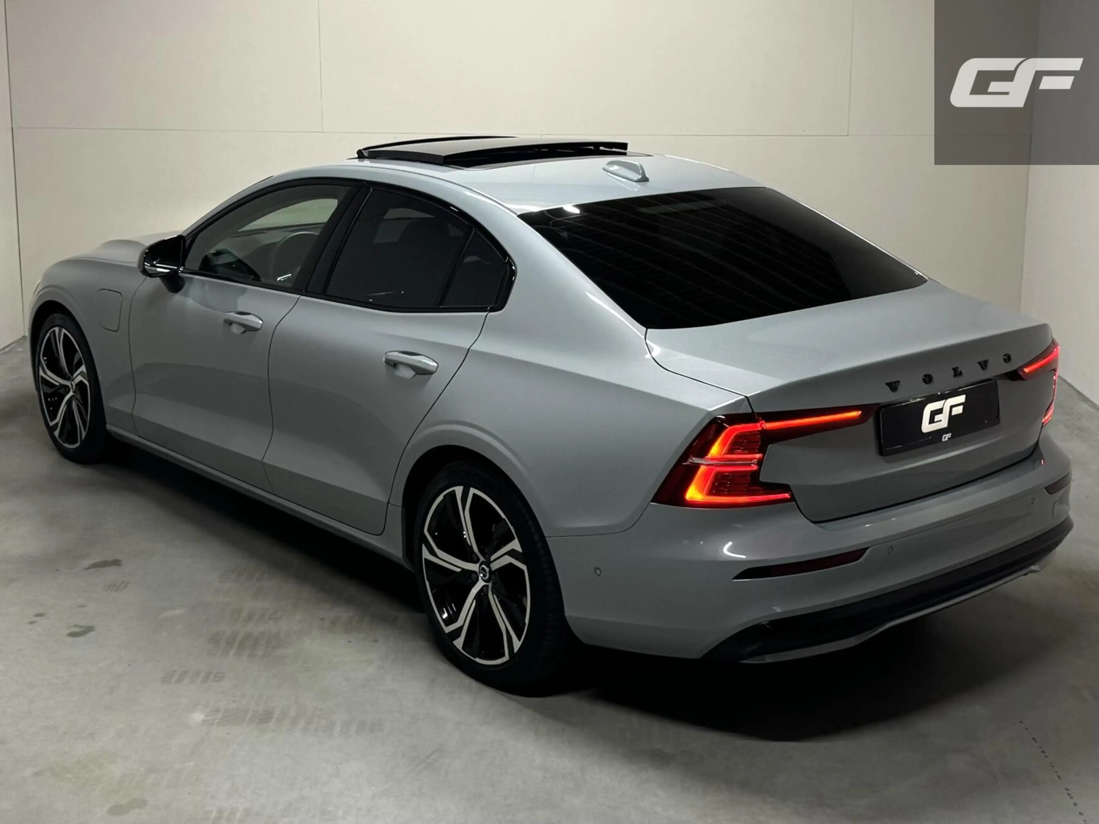 Volvo S60 2.0 Recharge T8 AWD Ultimate Dark Pano B&W Massage — photo 8